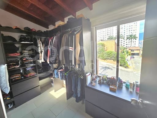 Apartamento de 3 alcobas en venta en Loma De Los Bernal, Medellín, 191 m² · foto 17 de 24