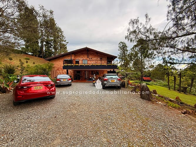 Casa de 6 alcobas en venta en Loma Del Escobero, Envigado, 550 m² · foto 2 de 24