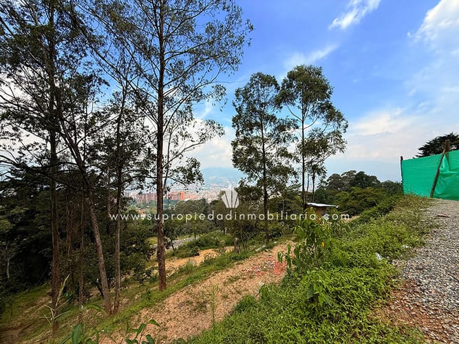 Lote en venta en Loma Del Escobero, Envigado, 2467 m² · foto 2 de 6
