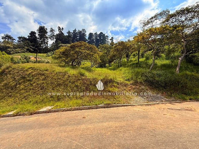 Lote en venta en Loma Del Escobero, Envigado, 1428 m² · foto 3 de 6