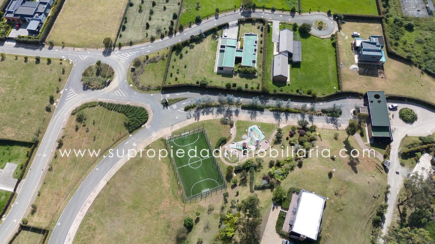 Lote en venta en El Tambo, La Ceja, 3022 m² · foto 3 de 9