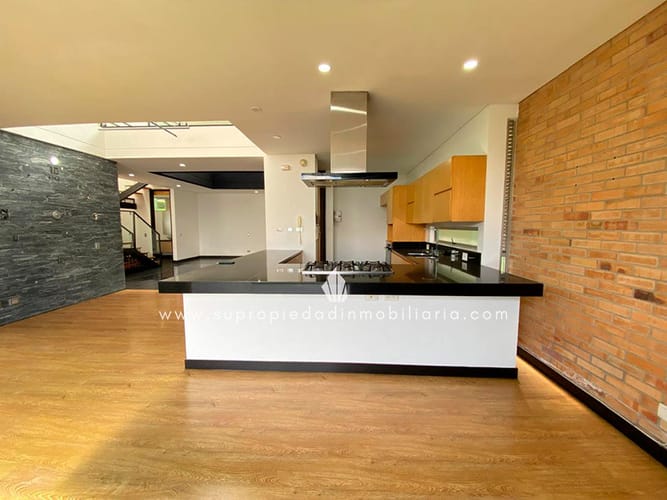 Casa de 4 alcobas en venta en Loma El Atravesado, Envigado, 380 m² · foto 2 de 24