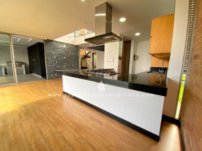 Casa de 4 alcobas en venta en Loma El Atravesado, Envigado, 380 m² · foto 4 de 24
