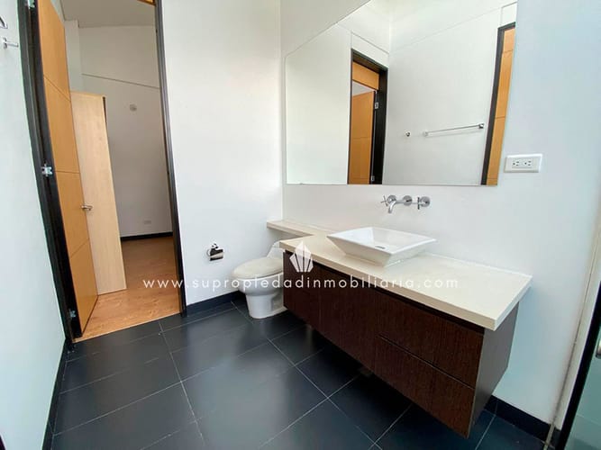 Casa de 4 alcobas en venta en Loma El Atravesado, Envigado, 380 m² · foto 9 de 24