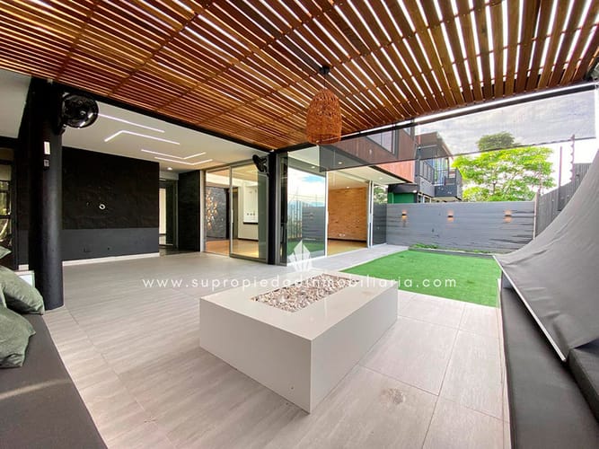 Casa de 4 alcobas en venta en Loma El Atravesado, Envigado, 380 m² · foto 12 de 24
