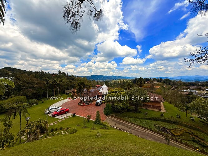 Casa de 5 alcobas en venta en Altos Del Escobero, Envigado, 588 m² · foto 2 de 24