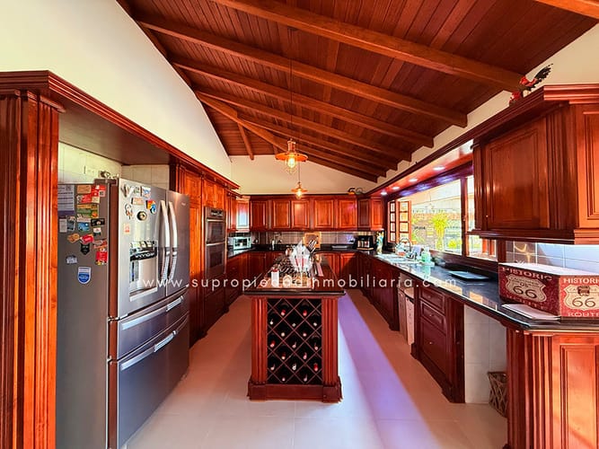 Casa de 5 alcobas en venta en Altos Del Escobero, Envigado, 588 m² · foto 3 de 24