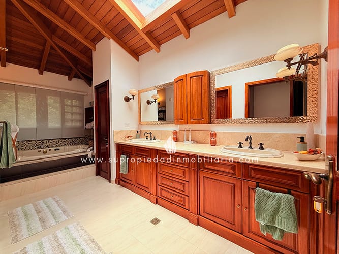 Casa de 5 alcobas en venta en Altos Del Escobero, Envigado, 588 m² · foto 17 de 24