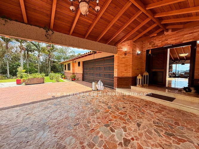 Casa de 5 alcobas en venta en Altos Del Escobero, Envigado, 588 m² · foto 23 de 24