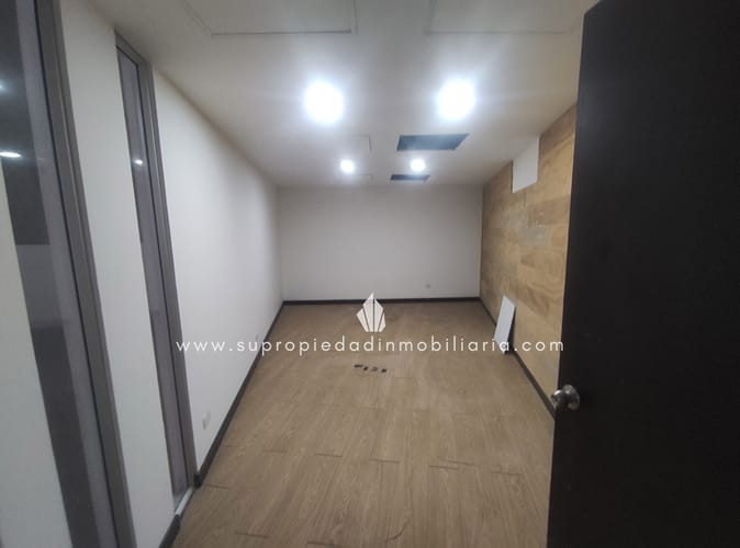 Local en arriendo en Milla De Oro, Medellín, 728 m² · foto 15 de 18