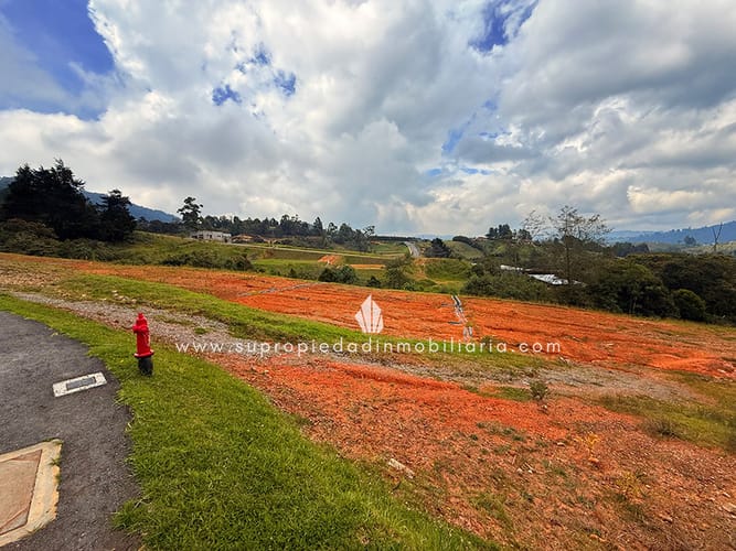 Lote en venta en Loma Del Escobero, Envigado, 1435 m² · foto 2 de 22