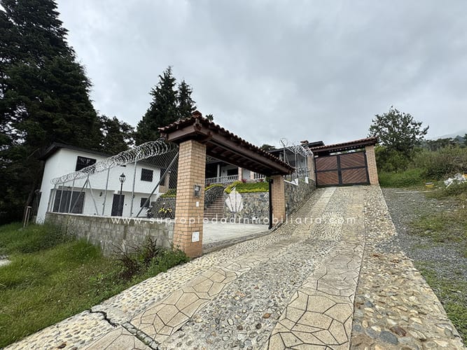 Casa de 4 alcobas en venta en San Cristobal, Medellín, 550 m² · foto 2 de 24