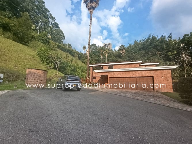 Casa de 3 alcobas en venta en Altos Del Poblado, Medellín, 523 m² · foto 2 de 24