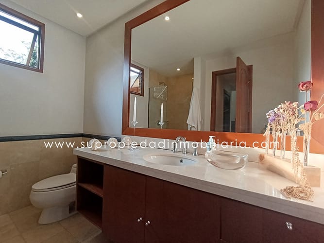 Casa de 3 alcobas en venta en Altos Del Poblado, Medellín, 523 m² · foto 9 de 24