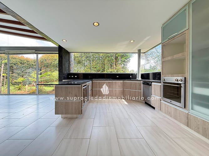 Casa de 4 alcobas en arriendo en Altos Del Escobero, Envigado, 400 m² · foto 2 de 24