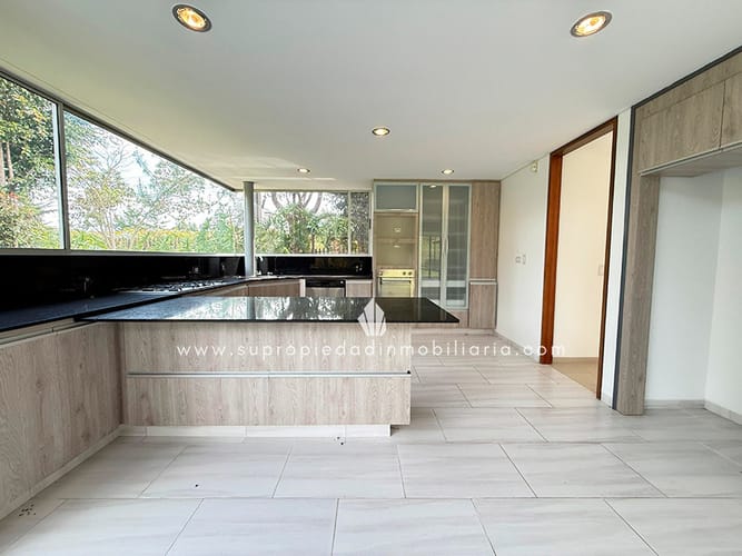 Casa de 4 alcobas en arriendo en Altos Del Escobero, Envigado, 400 m² · foto 3 de 24