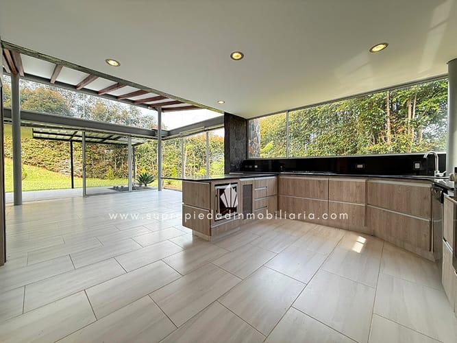 Casa de 4 alcobas en arriendo en Altos Del Escobero, Envigado, 400 m² · foto 4 de 24