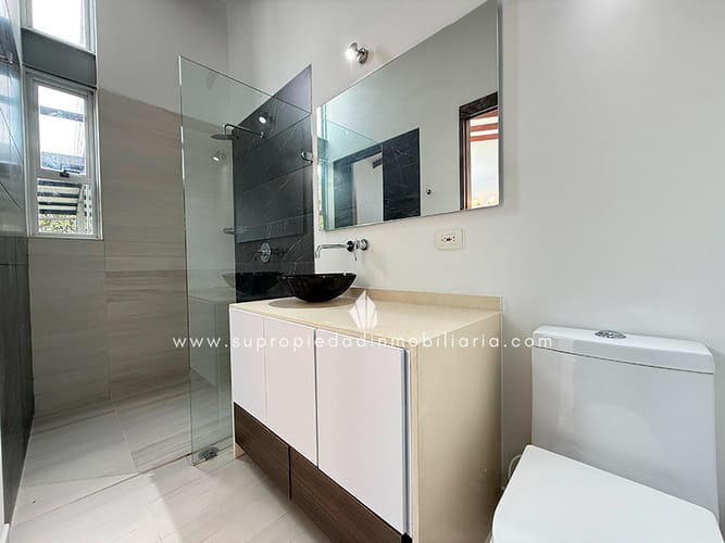 Casa de 4 alcobas en arriendo en Altos Del Escobero, Envigado, 400 m² · foto 15 de 24