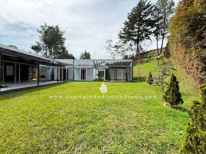 Casa de 4 alcobas en arriendo en Altos Del Escobero, Envigado, 400 m² · foto 16 de 24