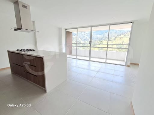 Apartamento de 2 alcobas en venta en Loma De San Jose, Sabaneta, 87 m² · foto 4 de 16