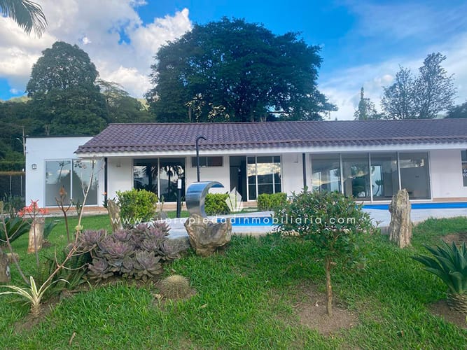 Casa de 6 alcobas en venta en Loma Del Escobero, Envigado, 490 m² · foto 2 de 19