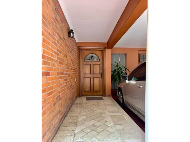 Casa de 3 alcobas en venta en San Lucas, Medellín, 274 m² · foto 2 de 24
