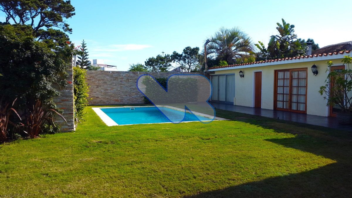 Venta y Alquiler Anual Casa 4D y dep de serv con Piscina Mansa · Foto 2