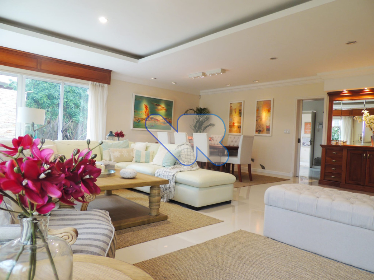 Venta y Alquiler Anual Casa 4D y dep de serv con Piscina Mansa · Foto 4