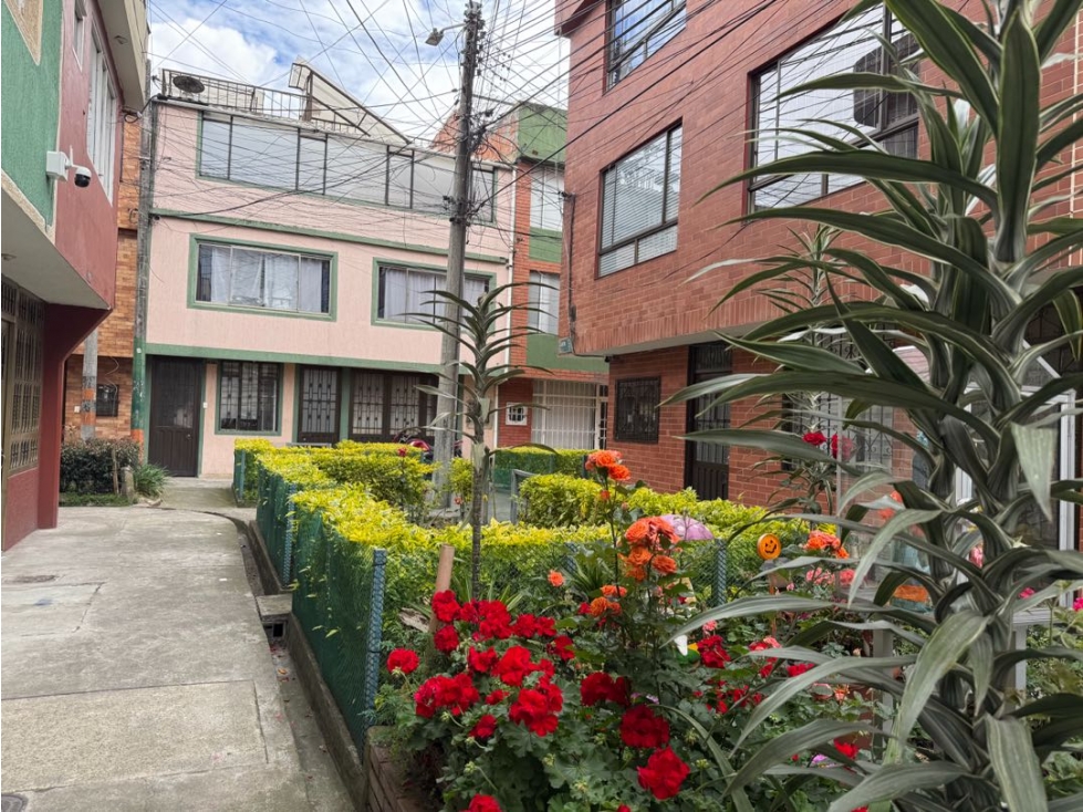 Casa en venta en Villas De Granada, Bogotá · foto 2 de 24