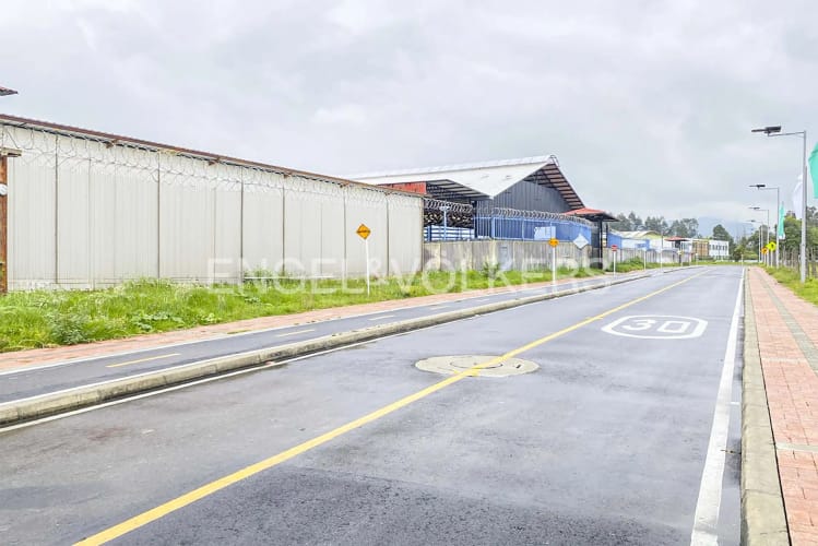 Bodega en venta en La Estacion, Chía, 2700 m² · foto 2 de 17