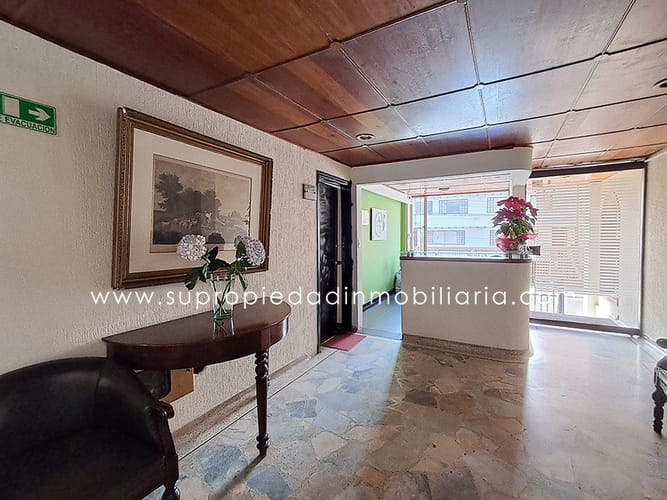 Casa de 10 alcobas en venta en Santa Barbara Central, Bogotá, 1198 m² · foto 2 de 24