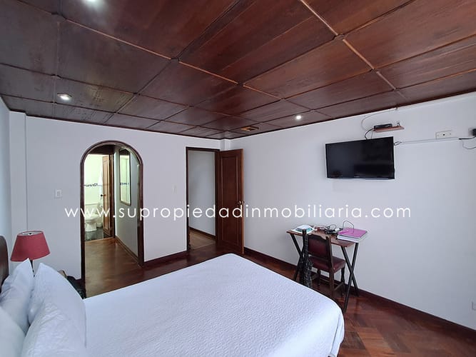 Casa de 10 alcobas en venta en Santa Barbara Central, Bogotá, 1198 m² · foto 3 de 24