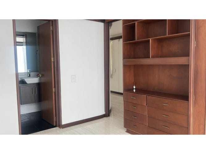Apartamento de 3 alcobas en venta en Santa Barbara, Bogotá, 183 m² · foto 13 de 20
