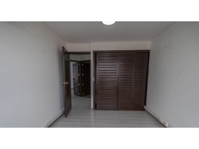 Apartamento de 4 alcobas en venta en Santa Barbara, Bogotá, 101 m² · foto 4 de 10