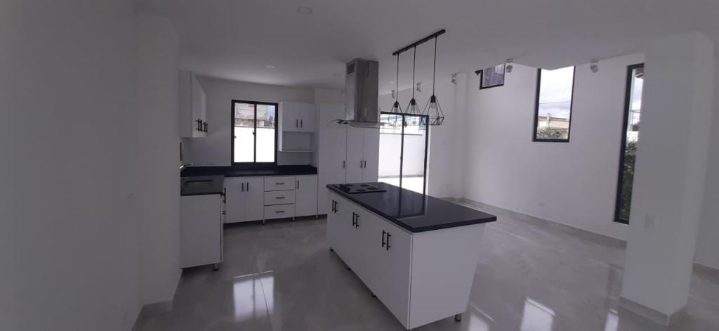 Casa de 4 alcobas en venta en Loma Linda, Itagüí, 300 m² · foto 2 de 10