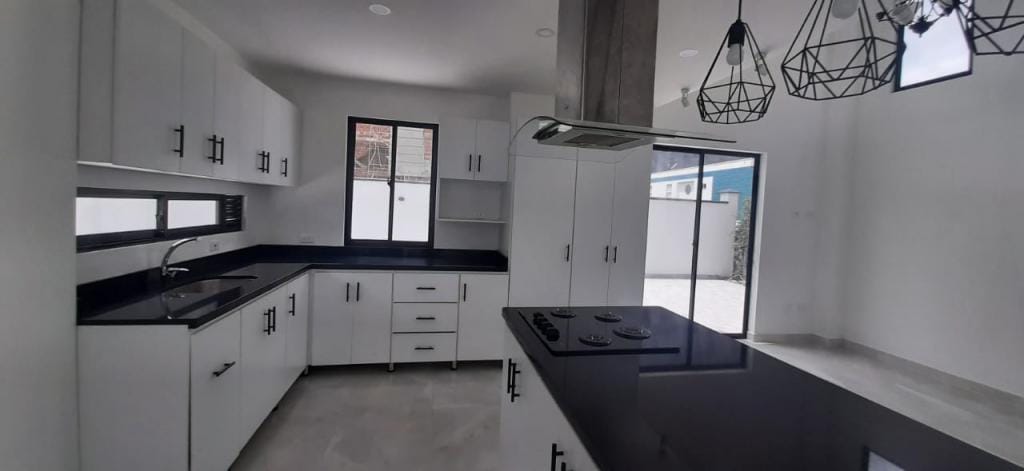 Casa de 4 alcobas en venta en Loma Linda, Itagüí, 300 m² · foto 3 de 10