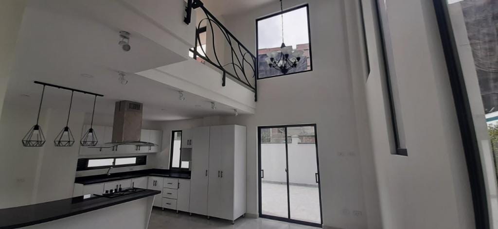 Casa de 4 alcobas en venta en Loma Linda, Itagüí, 300 m² · foto 6 de 10