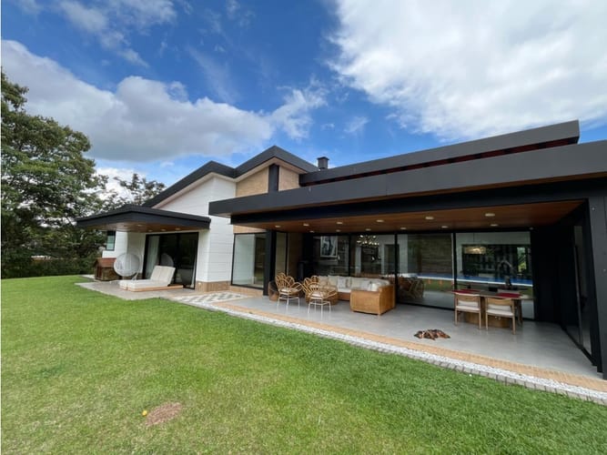 Casa de 3 alcobas en venta en Cabeceras De Llanogrande, Rionegro, 476 m² · foto 3 de 22
