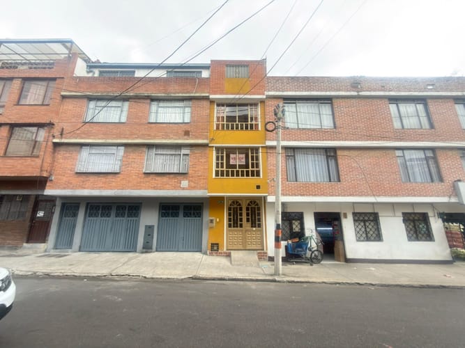 Casa de 3 alcobas en venta en Centenario, Bogotá, 144 m² · foto 2 de 22