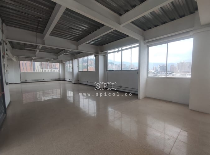 Bodega en arriendo en Perpetuo Socorro, Medellín, 170 m² · foto 2 de 12
