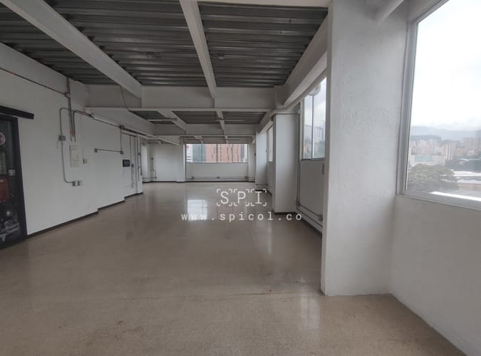 Bodega en arriendo en Perpetuo Socorro, Medellín, 170 m² · foto 3 de 12