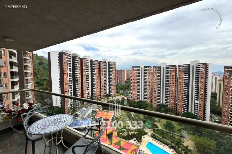 Apartamento de 3 alcobas en arriendo en Loma De Los Bernal, Medellín, 87 m² · foto 3 de 24