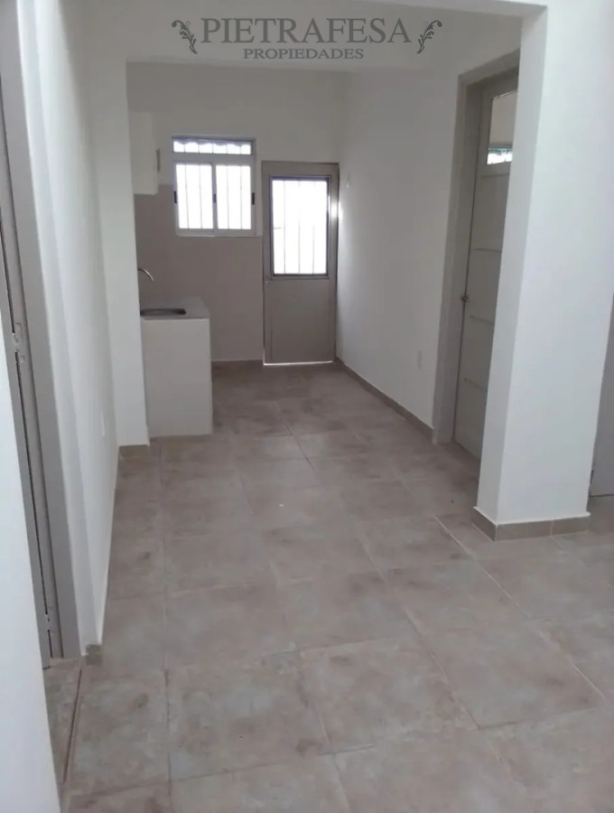 Apartamento en alquiler, 2 dormitorios, 1 baño, patio con parrillero. Sin gastos comunes. Buceo. · Foto 8