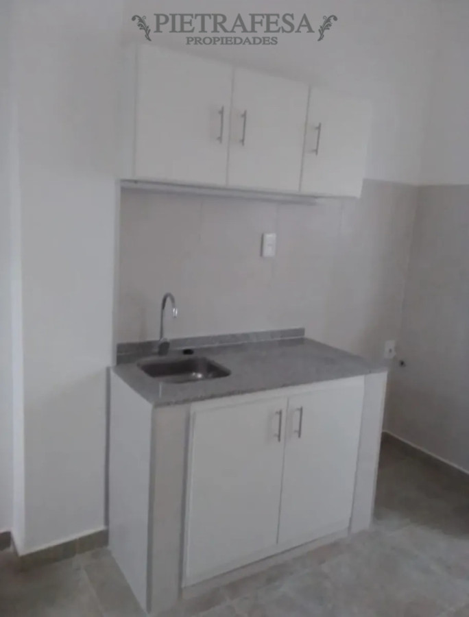 Apartamento en alquiler, 2 dormitorios, 1 baño, patio con parrillero. Sin gastos comunes. Buceo. · Foto 10