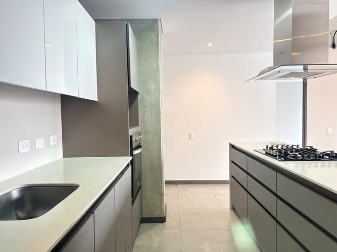 Apartamento de 2 alcobas en arriendo en El Poblado, Medellín, 115 m² · foto 5 de 16