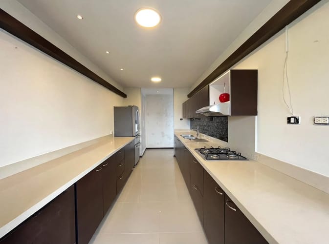 Apartamento de 3 alcobas en arriendo en El Poblado, Medellín, 216 m² · foto 7 de 19