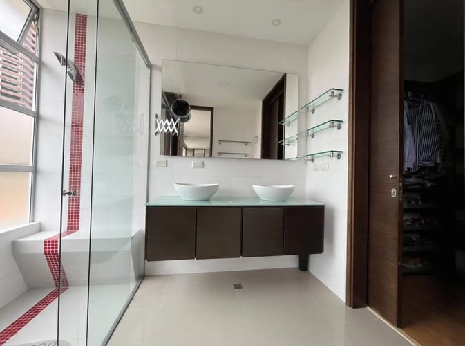 Apartamento de 3 alcobas en arriendo en El Poblado, Medellín, 216 m² · foto 17 de 19