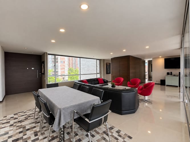 Apartamento de 3 alcobas en arriendo en El Poblado, Medellín, 216 m² · foto 4 de 19