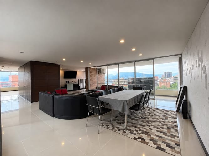 Apartamento de 3 alcobas en arriendo en El Poblado, Medellín, 216 m² · foto 1 de 19