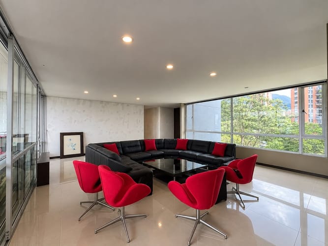 Apartamento de 3 alcobas en arriendo en El Poblado, Medellín, 216 m² · foto 2 de 19